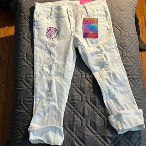 Almost Famous Juniors White Crop Pants 
Size 5 (as tagged inside pants)